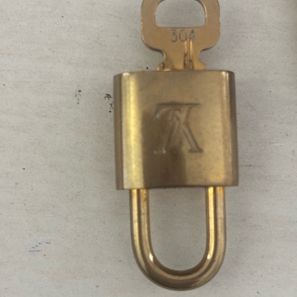 LV-Locks and Key - Picture 2 of 4